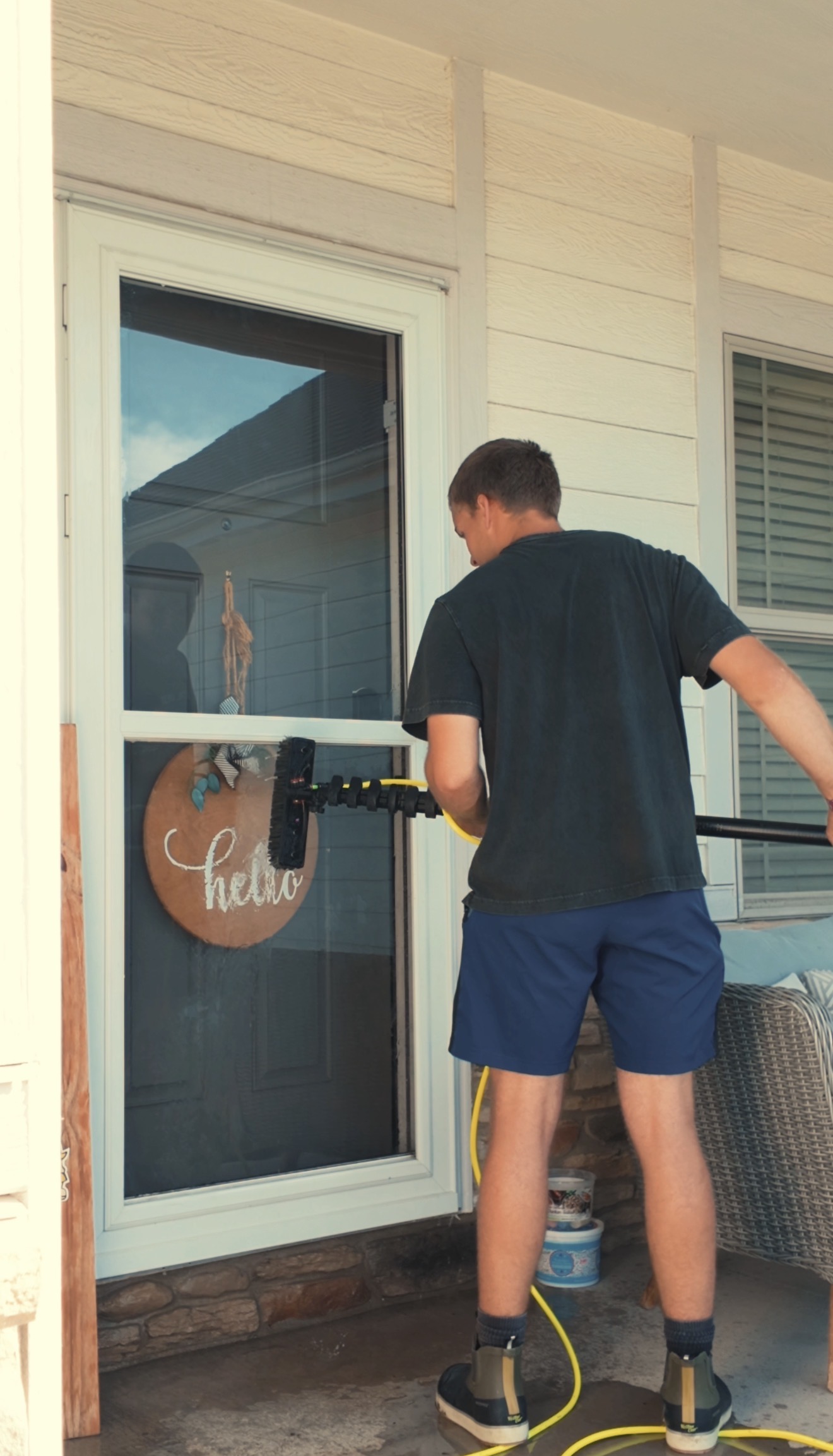 Detail — window cleaning step